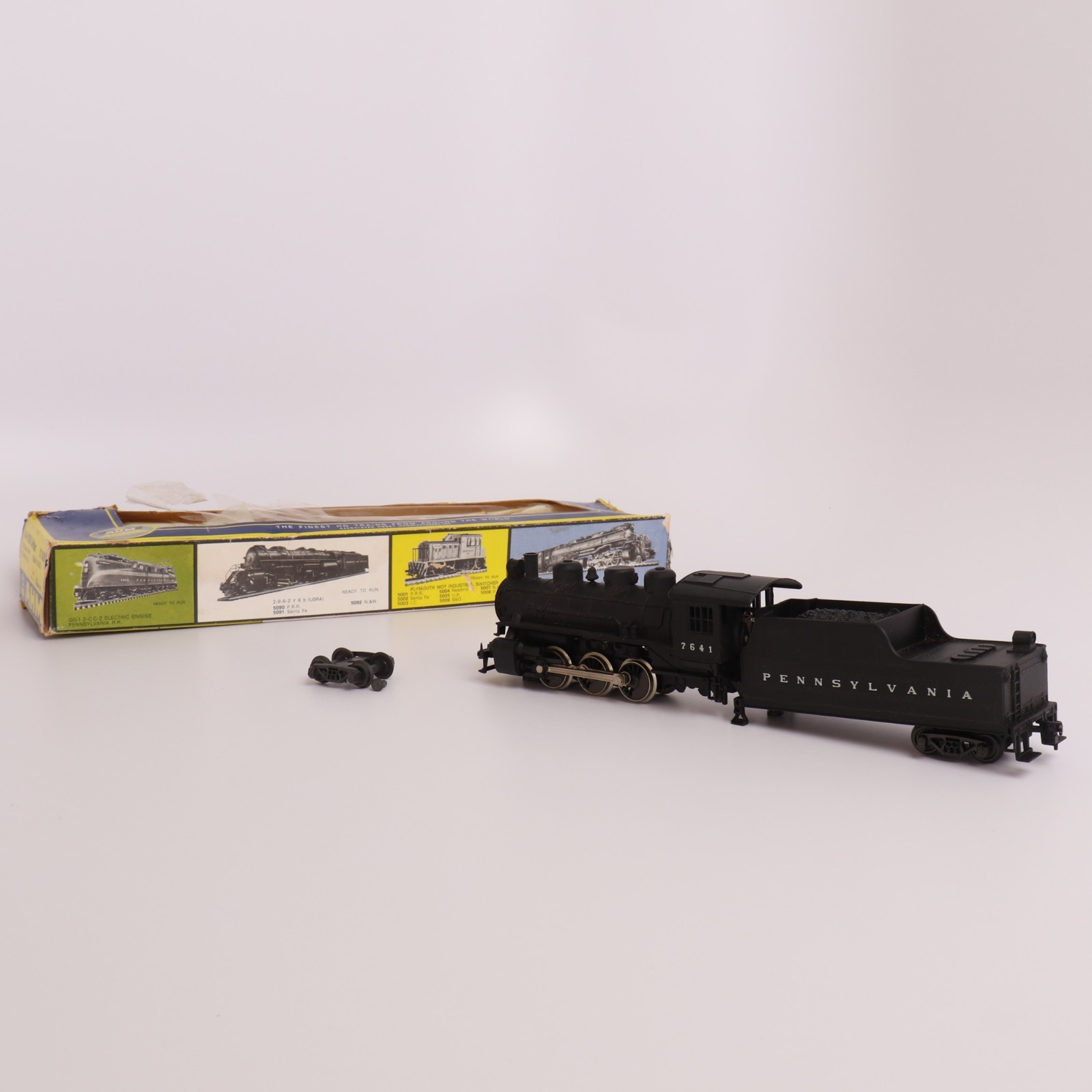 AHM HO scale Southern Pacific EMD E8/E9 Locomotive