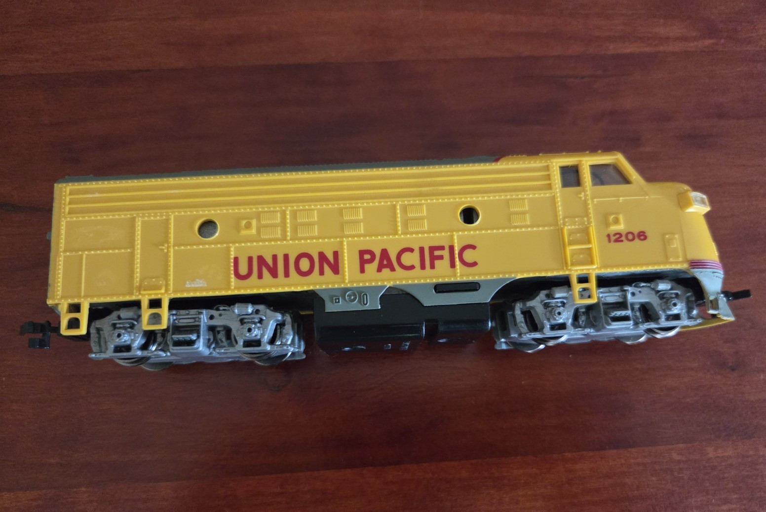 Union Pacific Train Engine 1206 Model Railroad Bachman HO 0506 EMD F9 Yellow