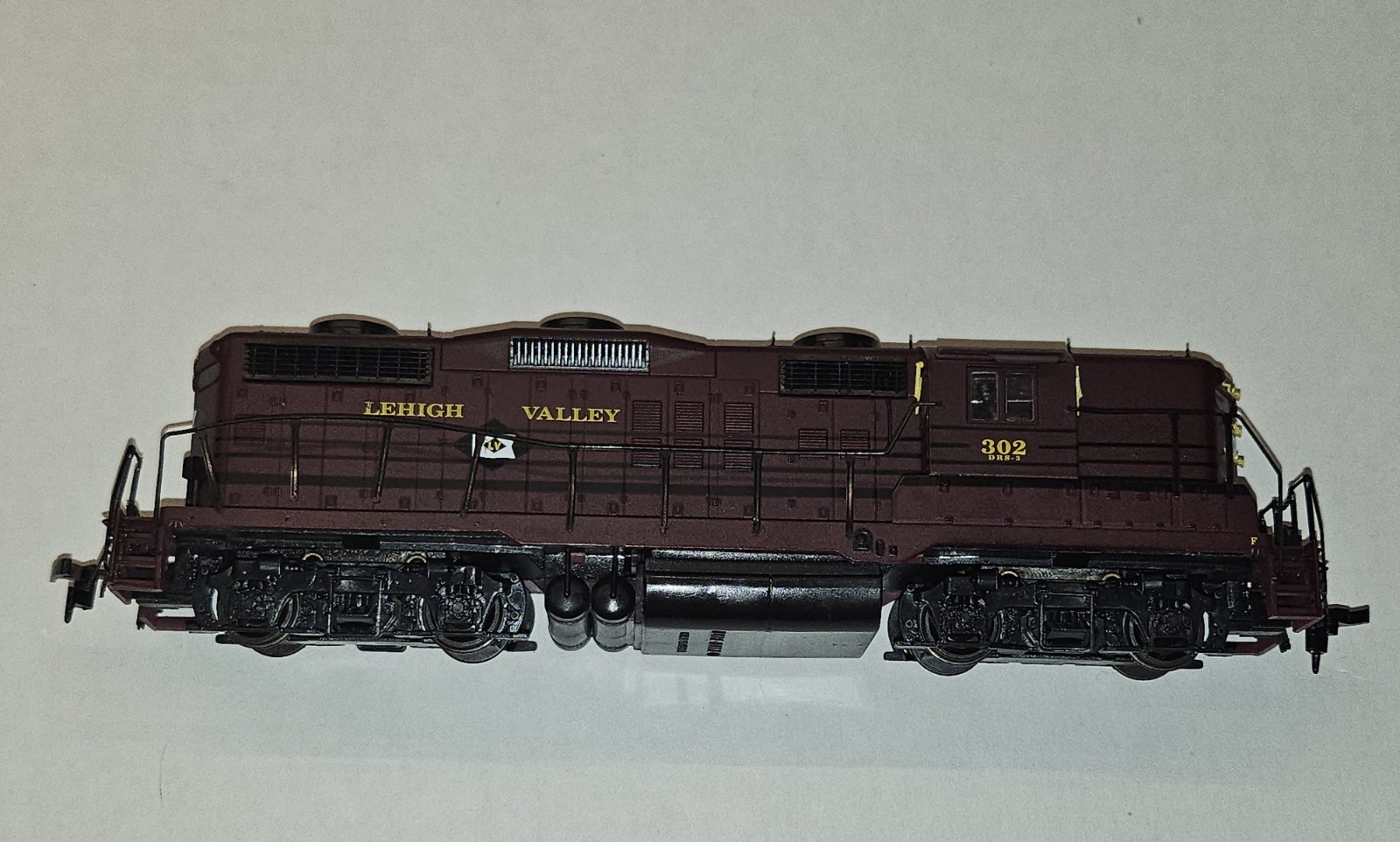 Life-Like HO Scale Proto 2000 GP-18 Locomotive Lehigh Valley #302 & 3 Box Cars