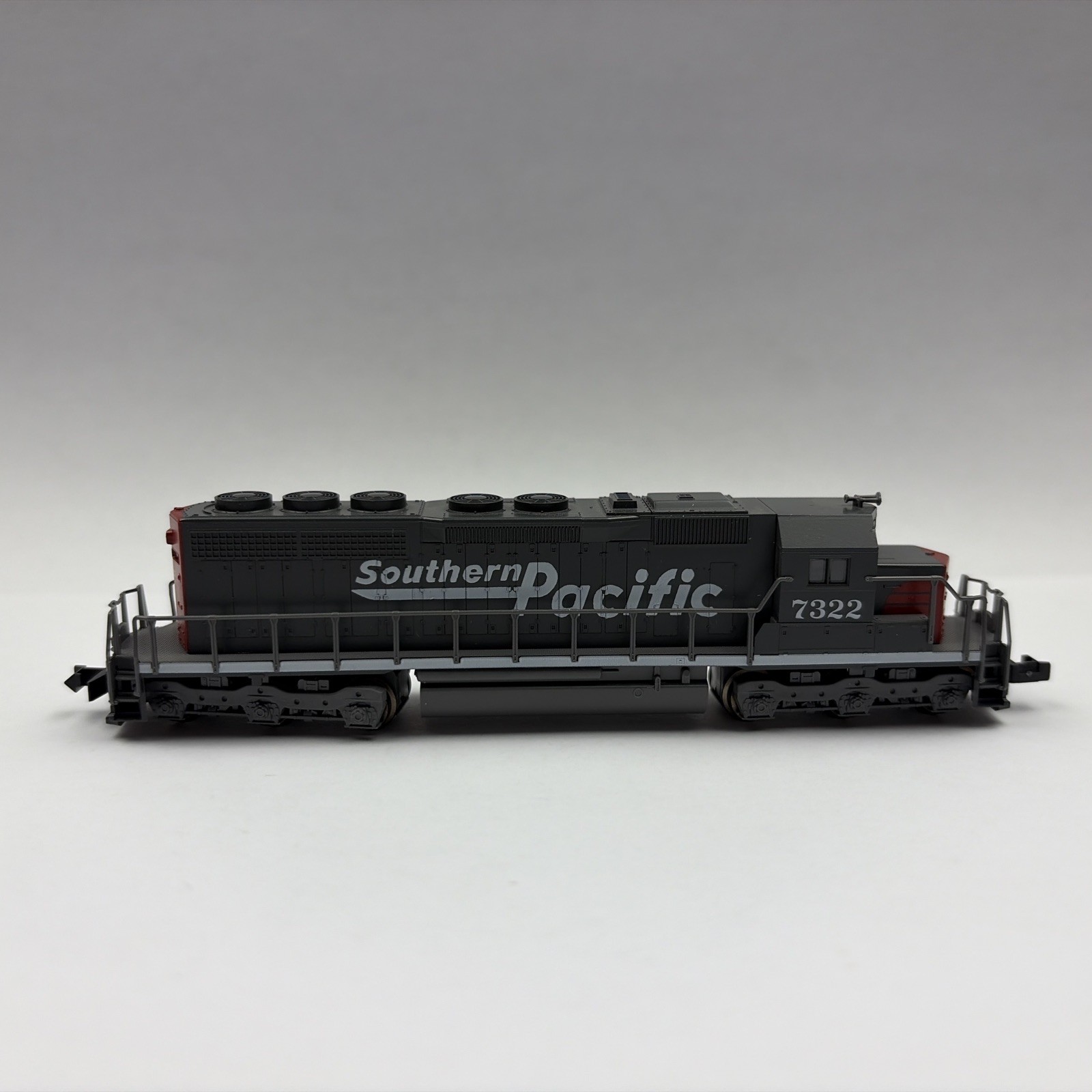 KATO #176-20U POWERED EMD SD40 DIESEL LOCOMOTIVE- SOUTHERN PACIFIC #7322 N