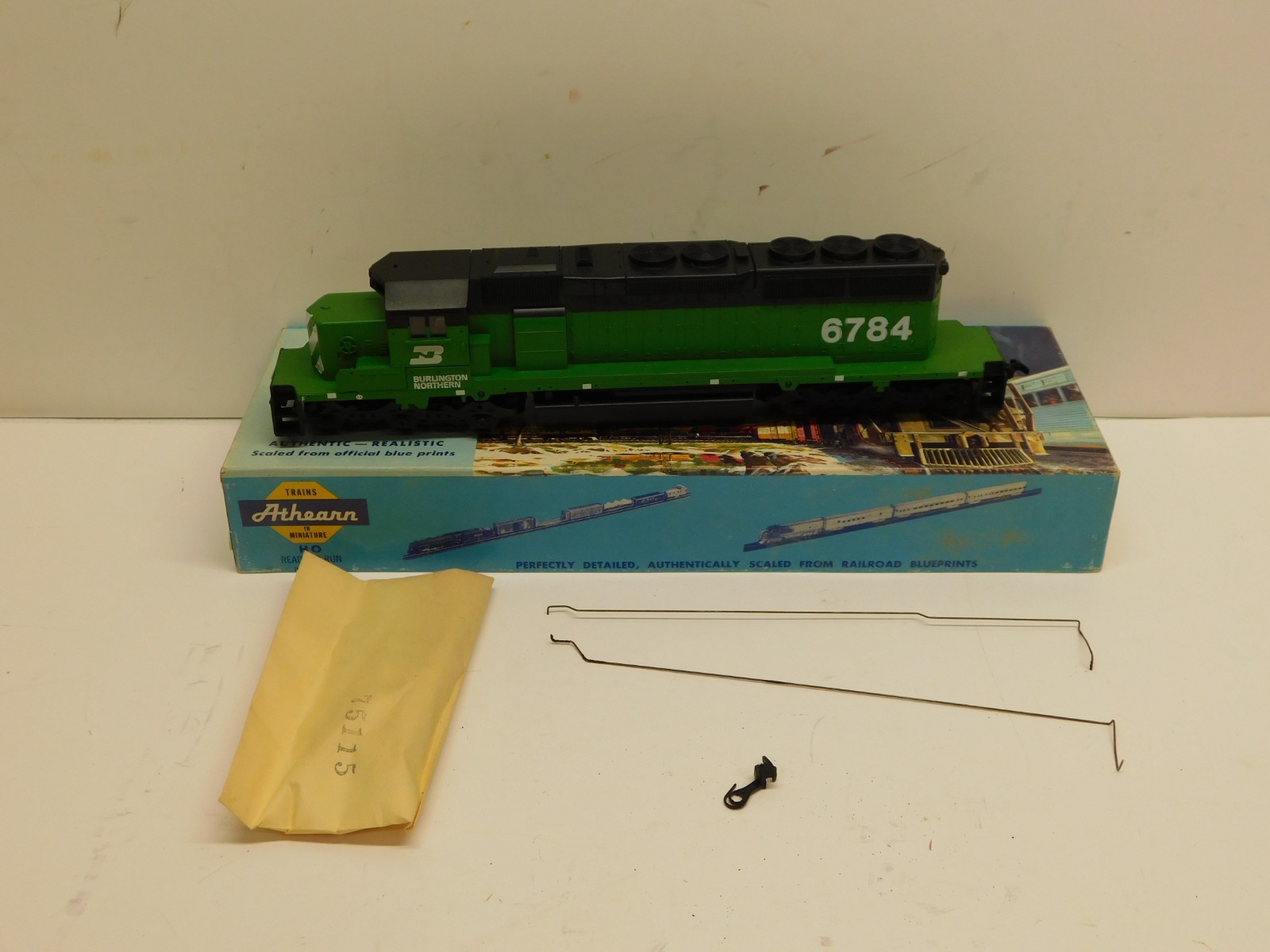 Athearn Blue Box Burlington Northern SD40-2 Diesel Engine #6784-Unpowered Dummy