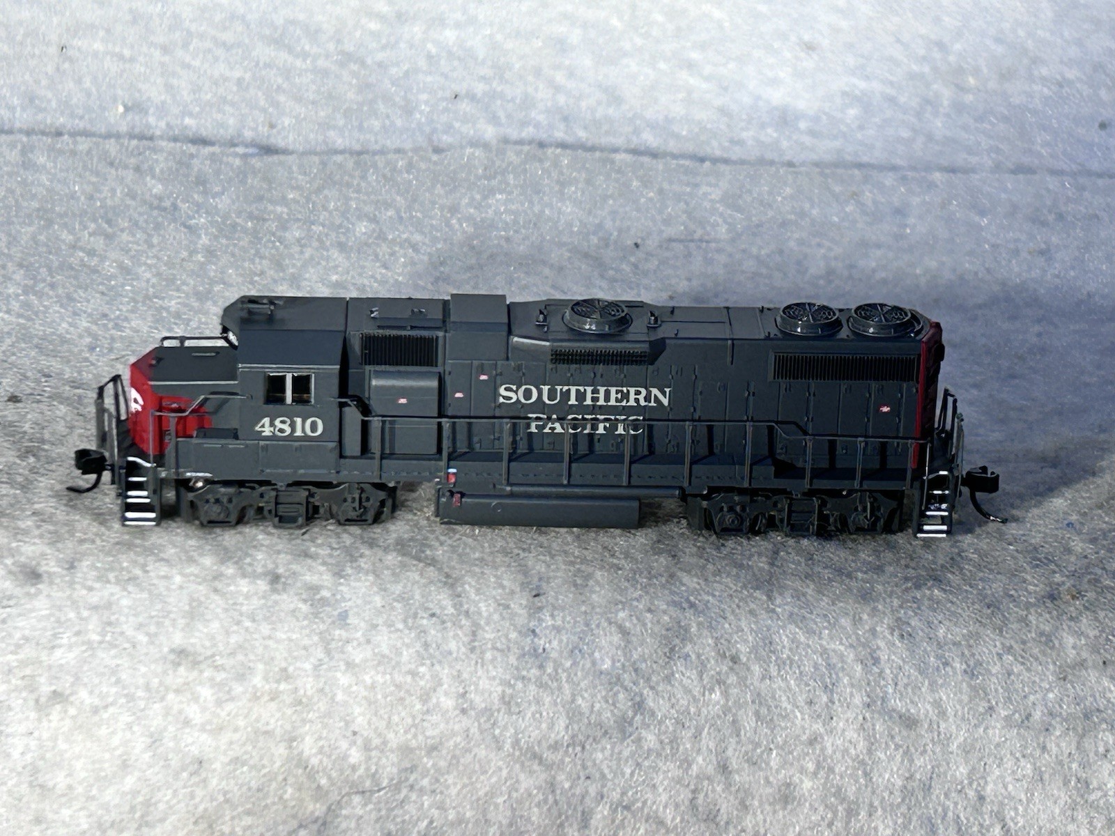 Beautiful Southern Pacific RR Bloody Nose Scheme GP-38-2 Diesel Engine N Gauge