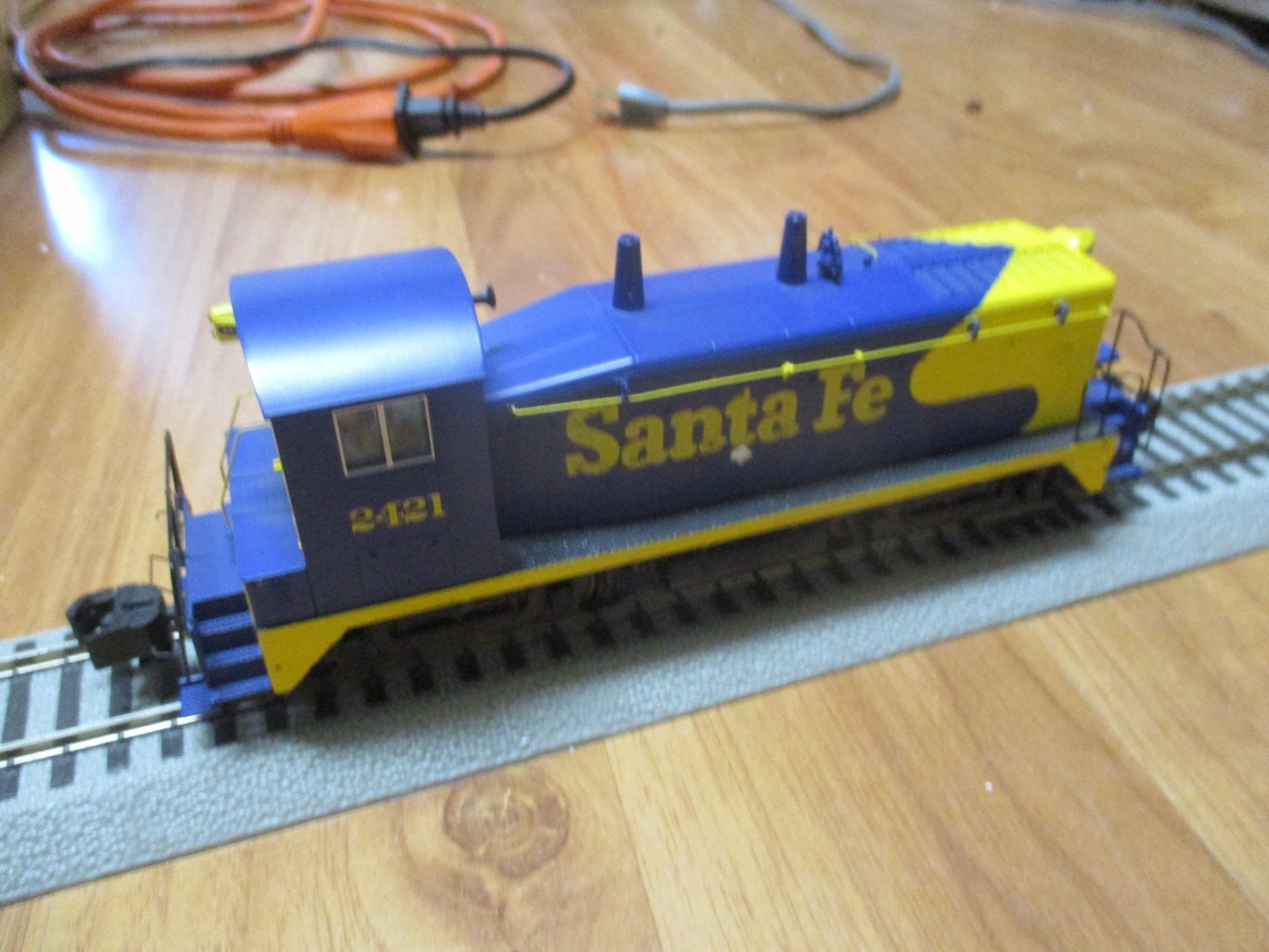 S Helper 00120 Santa Fe SW-9 Diesel (5/10/26 #1 LA Coll) Hirail DC