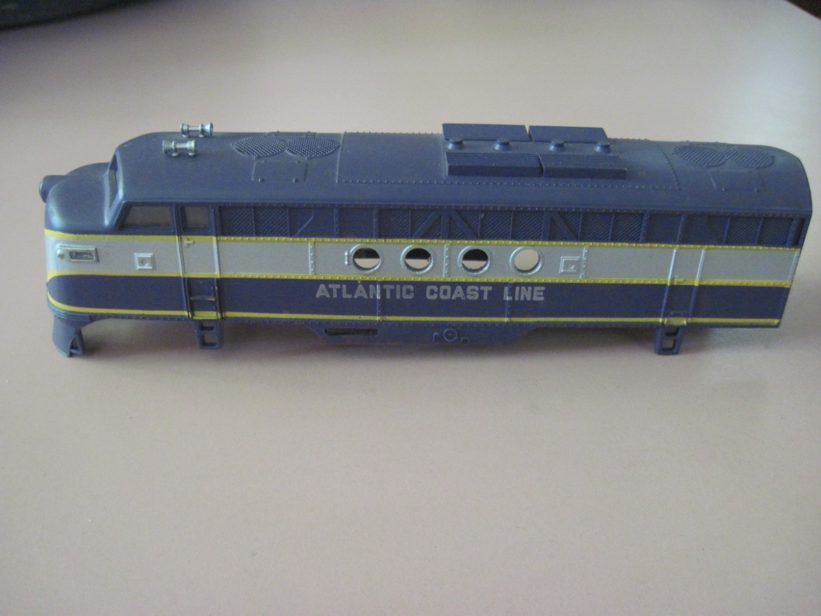 AHM HO Scale EMD Atlantic Coast FT Locomotive Body Shell. Rear Missing AS IS