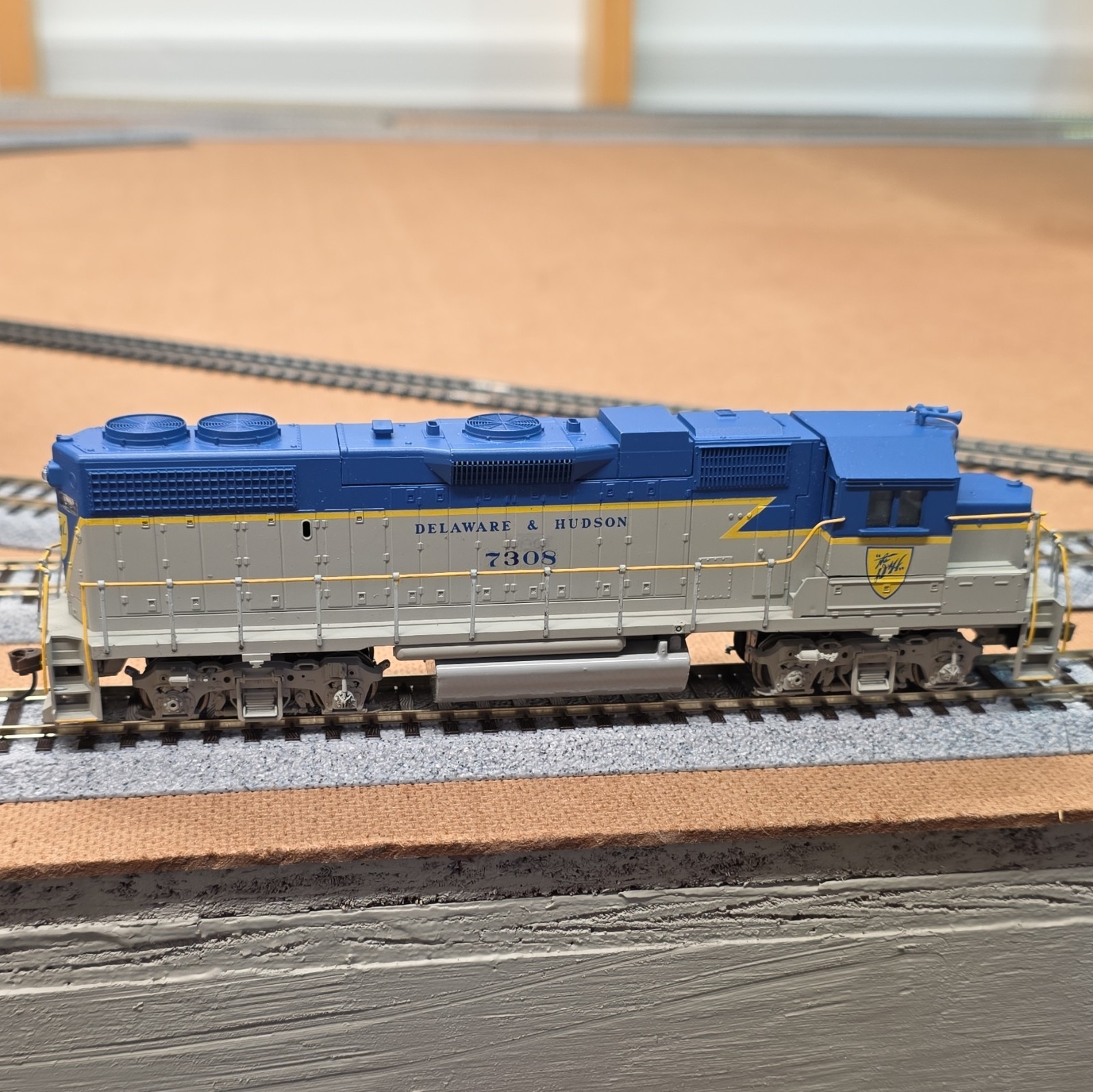 Athearn HO EMD GP38-2 Delaware & Hudson #7308 Diesel Locomotive DC Analog 04647