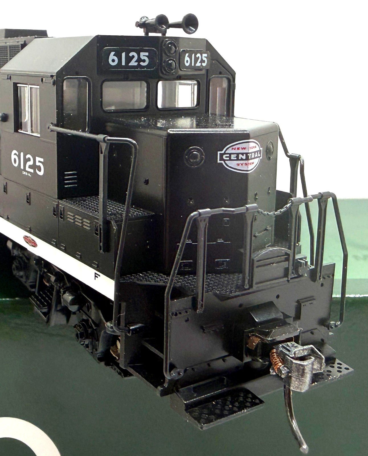 HO KATO 37-3023 EMD GP35 NEW YORK CENTRAL NYC # 6125 PHASE 1A