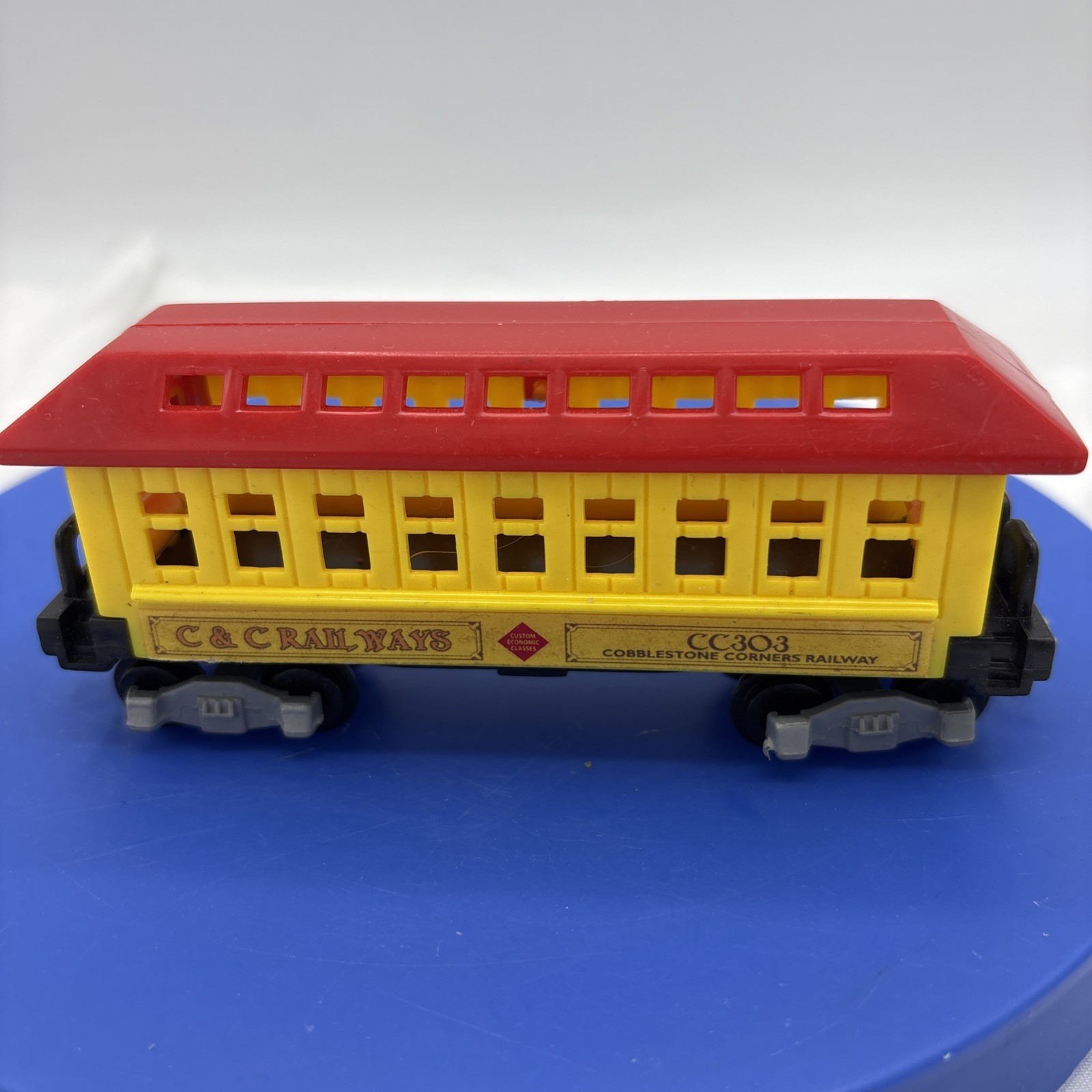 C&C Railways CC303 – HO Scale – Red & Yellow Train Car