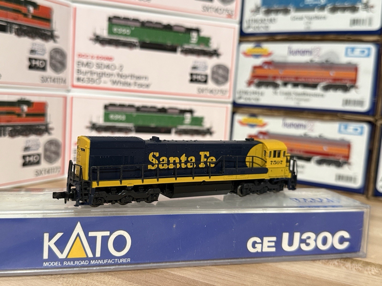 KATO N GE U30C Santa Fe AT&SF #7507 Diesel Locomotive USED