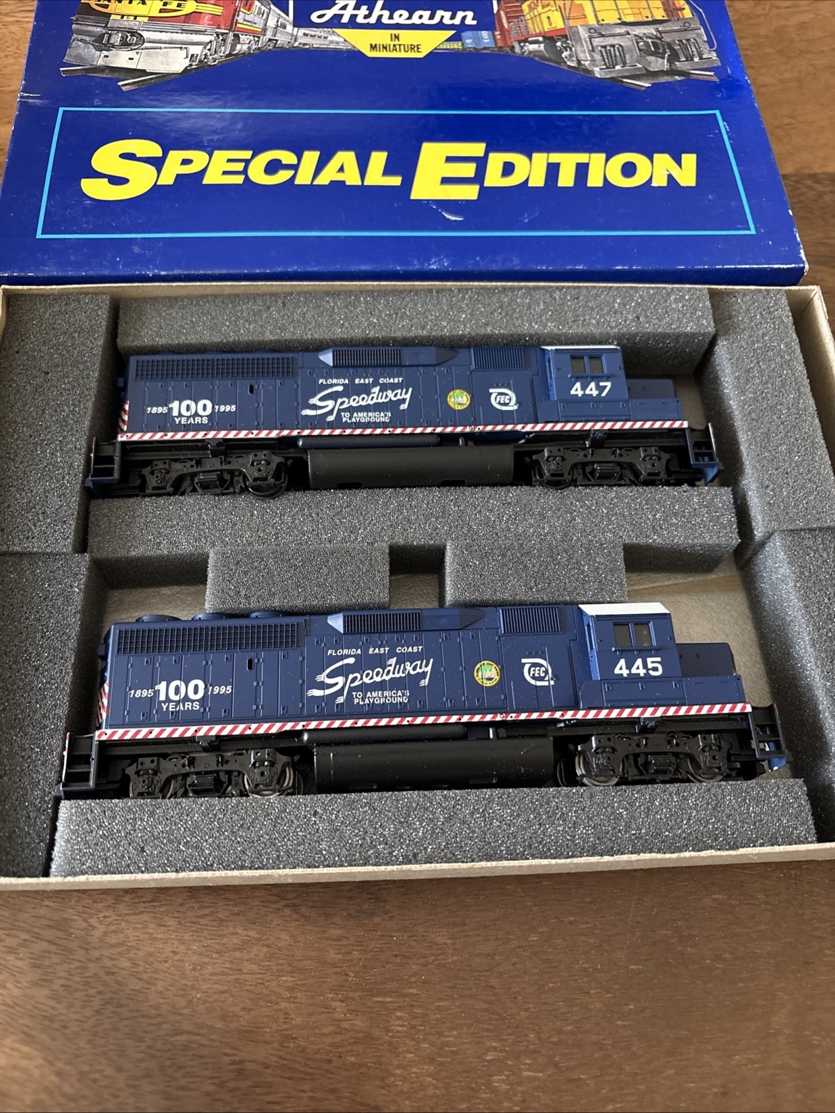 RARE 100th Anniversary Athearn SE HO Florida East Coast GP40-2 Powered & Dummy