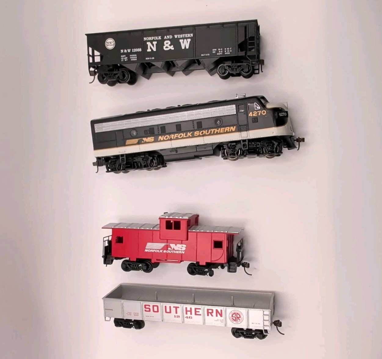 Bachmann 4270 HO Gauge Model Railroad Norfolk Southern Locomotive Caboose 2 Cars