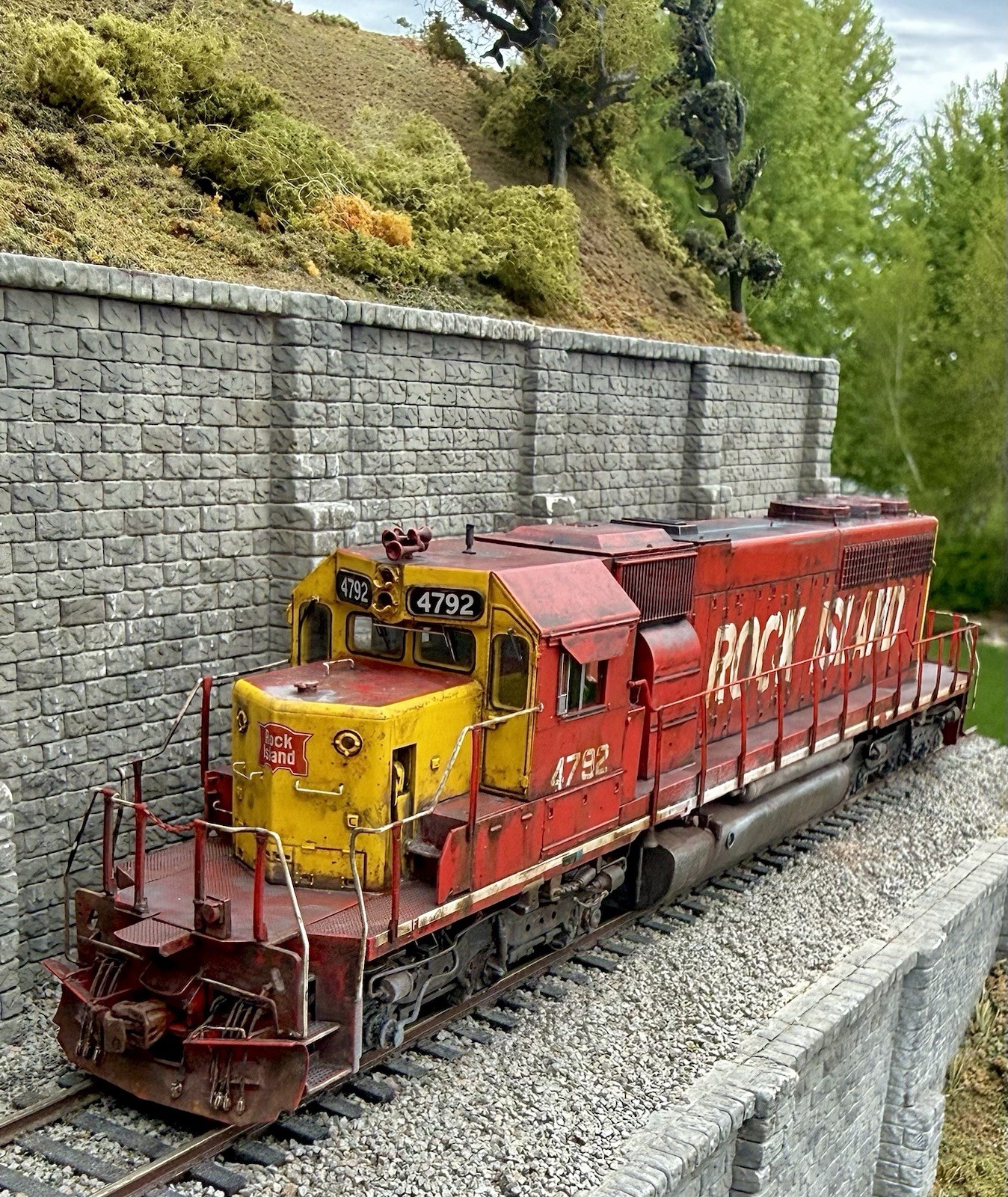 HO ScaleTrains Rivet Counter SD40-2 Rock Island #4792 Sound/DCC /NIB/weathered