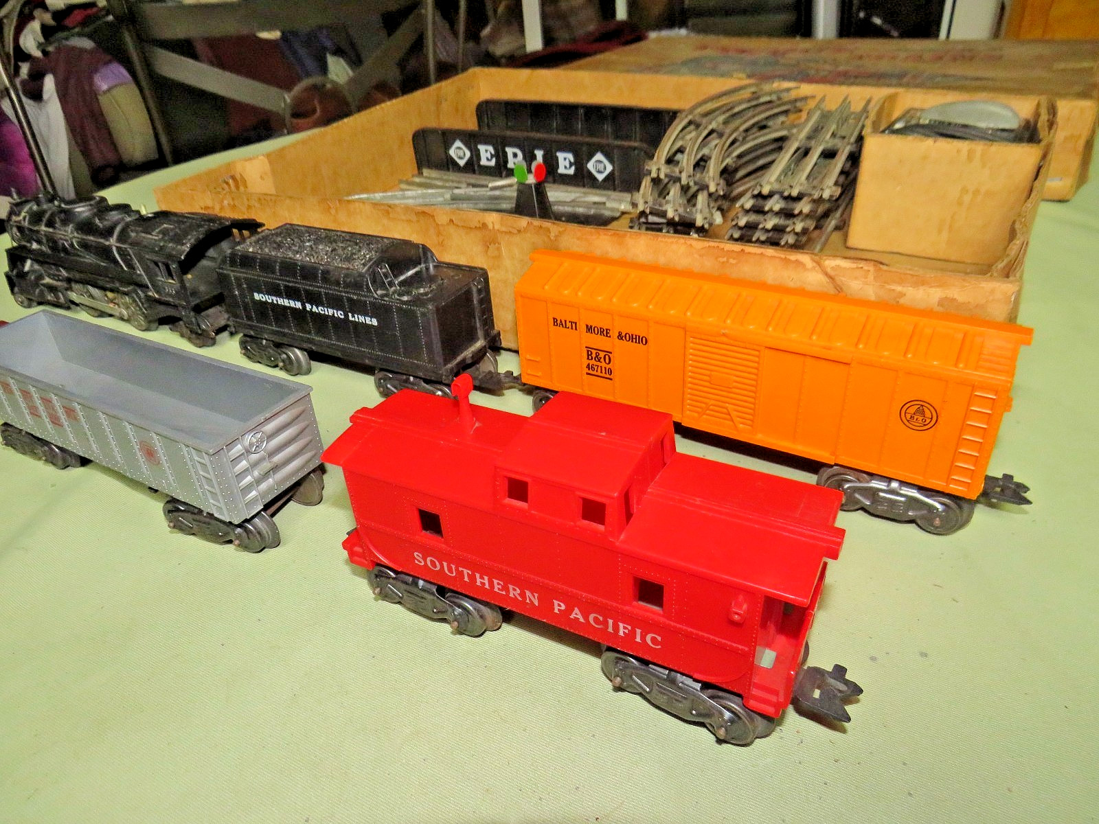 VINTAGE 1950s UNIQUE / MARX O OR 027 GAUGE ELECTRIC FREIGHT TRAIN SET IN BOX