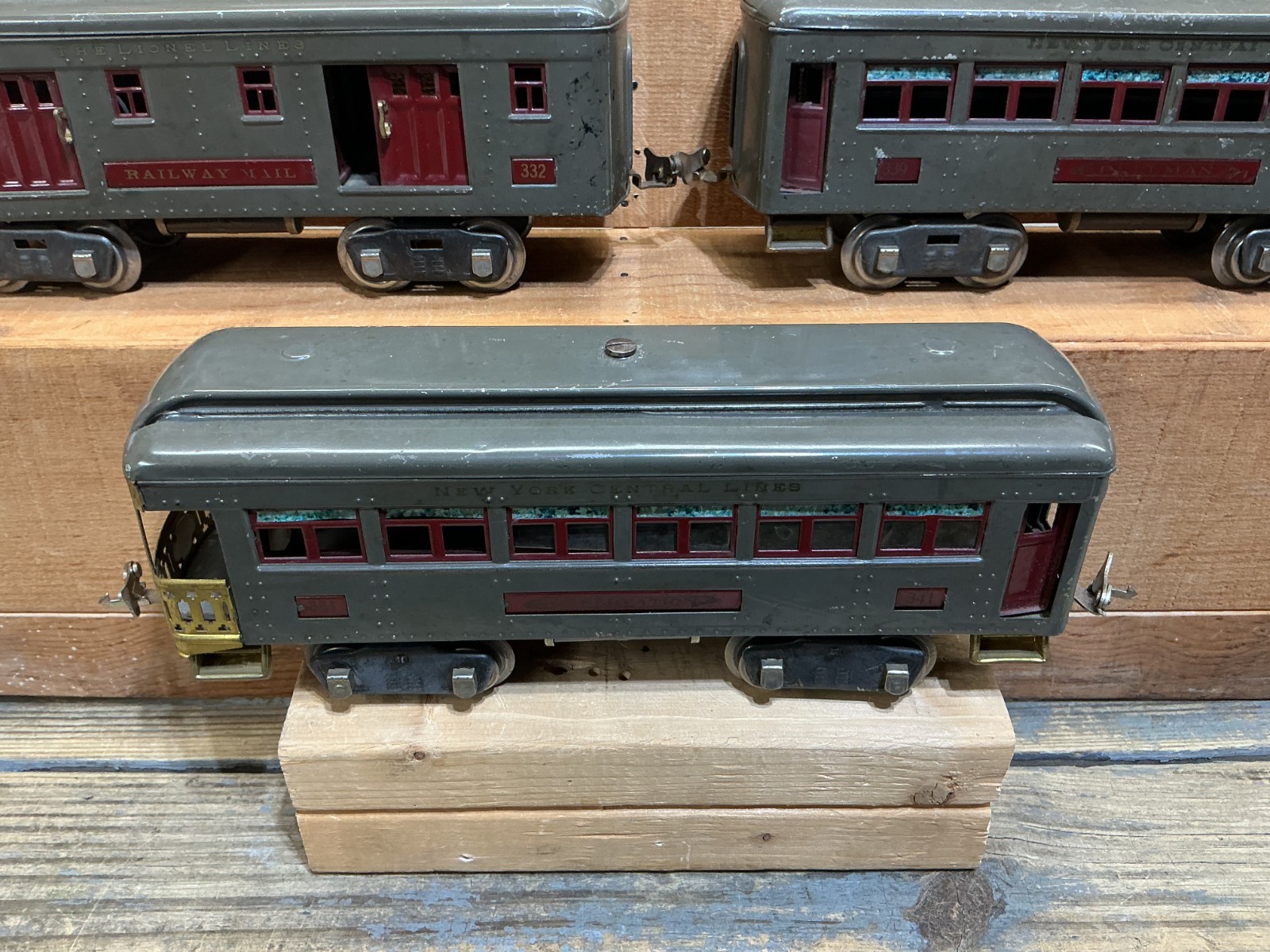 Lionel Standard Gauge #10 ENGINE and 3 Passenger Cars RUNS GOOD