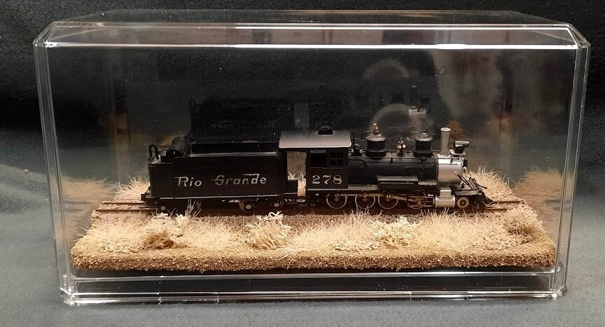 HOn3 SCALE 9″ SINGLE TRACK DISPLAY CASE – DESERT SCENE- FOR ANY HOn3 TRAINS