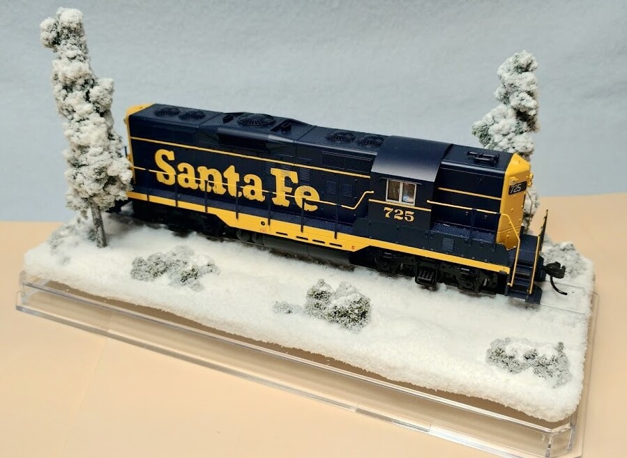HO SCALE 9″ SINGLE TRACK DISPLAY CASE -WINTER SCENE-FOR ANY HO TRAIN