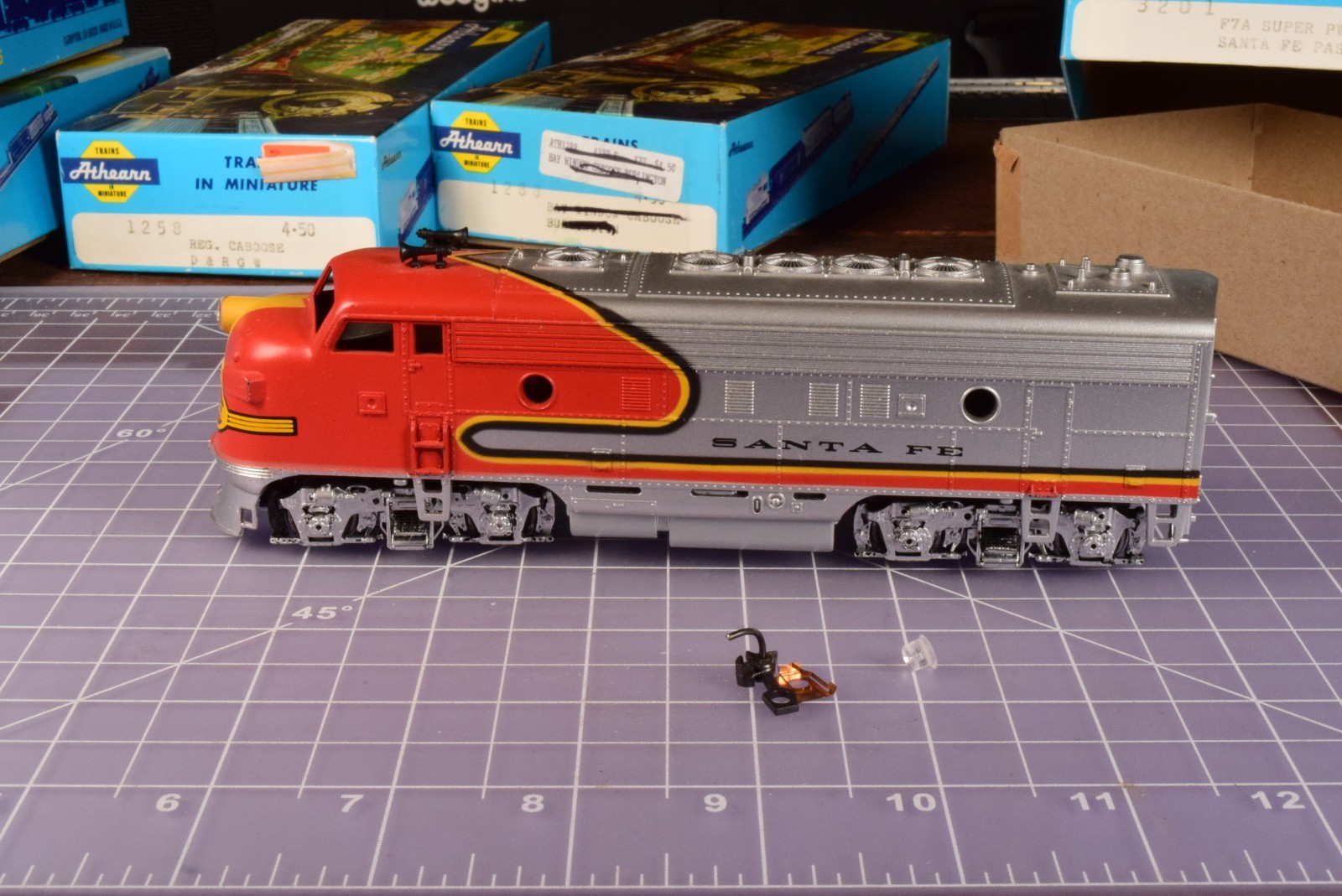 near TrkRdy 16.9 oz Good Working Condition Athearn F7A Super Power Santa Fe