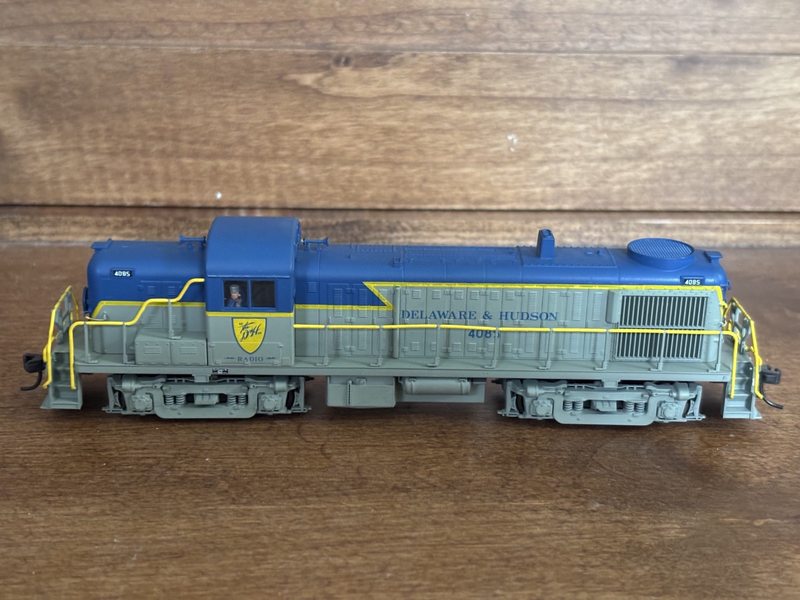 Atlas Classics HO Delaware and Hudson Alco RS3 Locomotive Road #4085 Runs Okay
