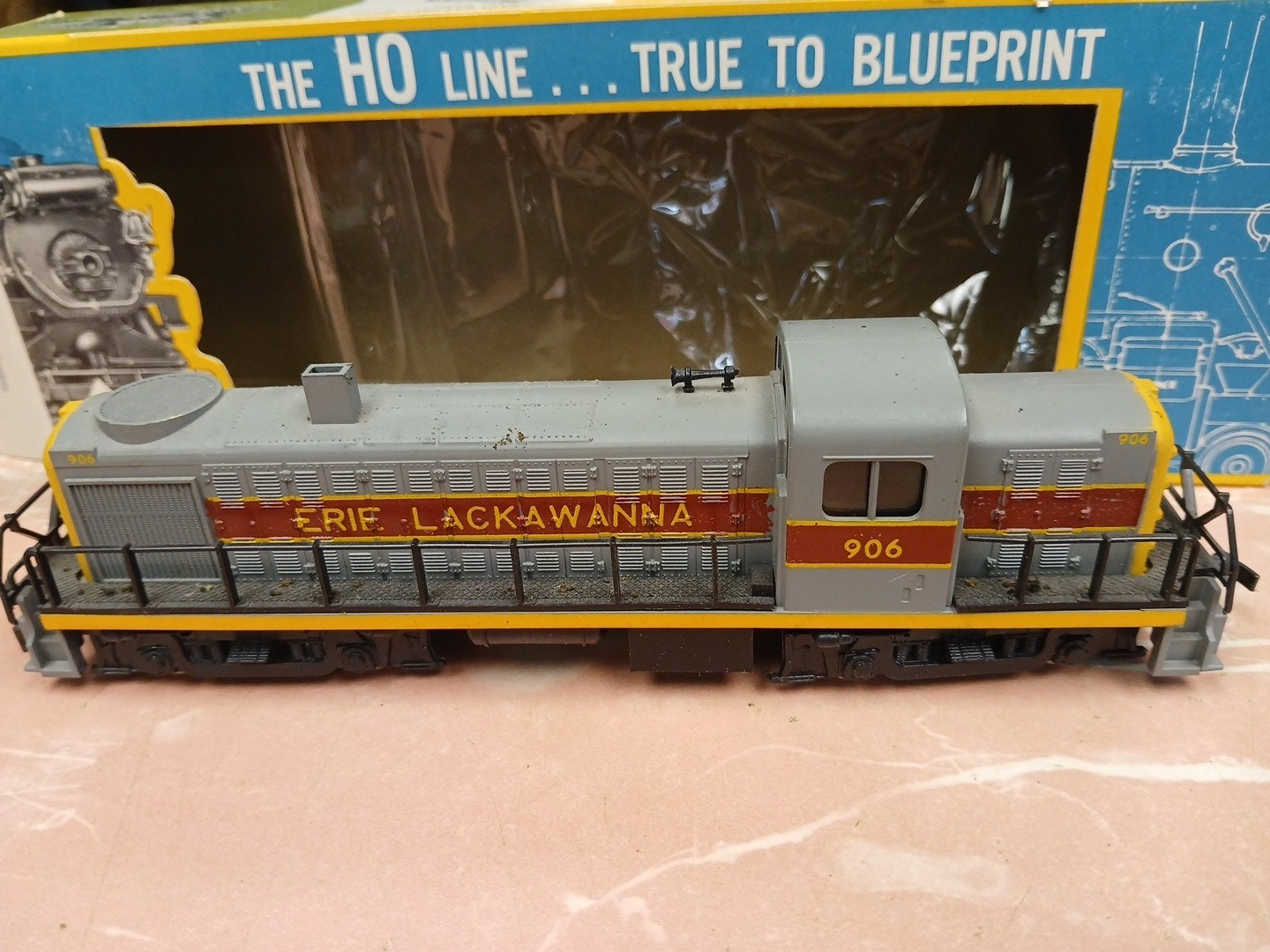 AHM HO Scale Erie Lackawanna 906 UNPOWERED Engine with Box
