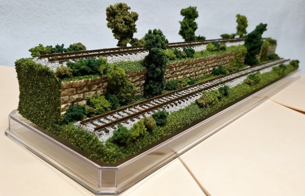 N SCALE 16″ 2-LEVEL TRACK-SUMMER SCENE-DISPLAY CASE -FOR ANY N TRAIN