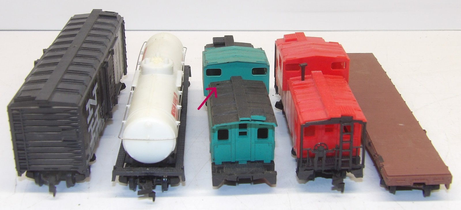 Vintage Model Power HO scale Santa Fe Alco FA-1 engine (runs rough) & 5 cars