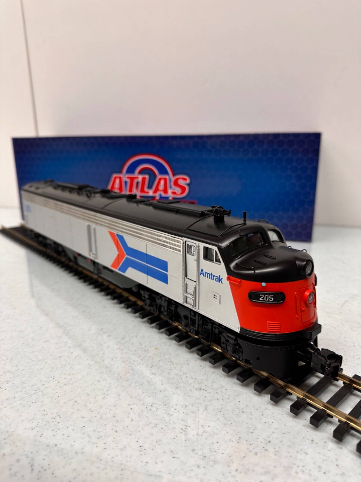 Atlas #30138229 Amtrak #203 E8 (Powered) Locomotive O Scale 3 Rail NEW