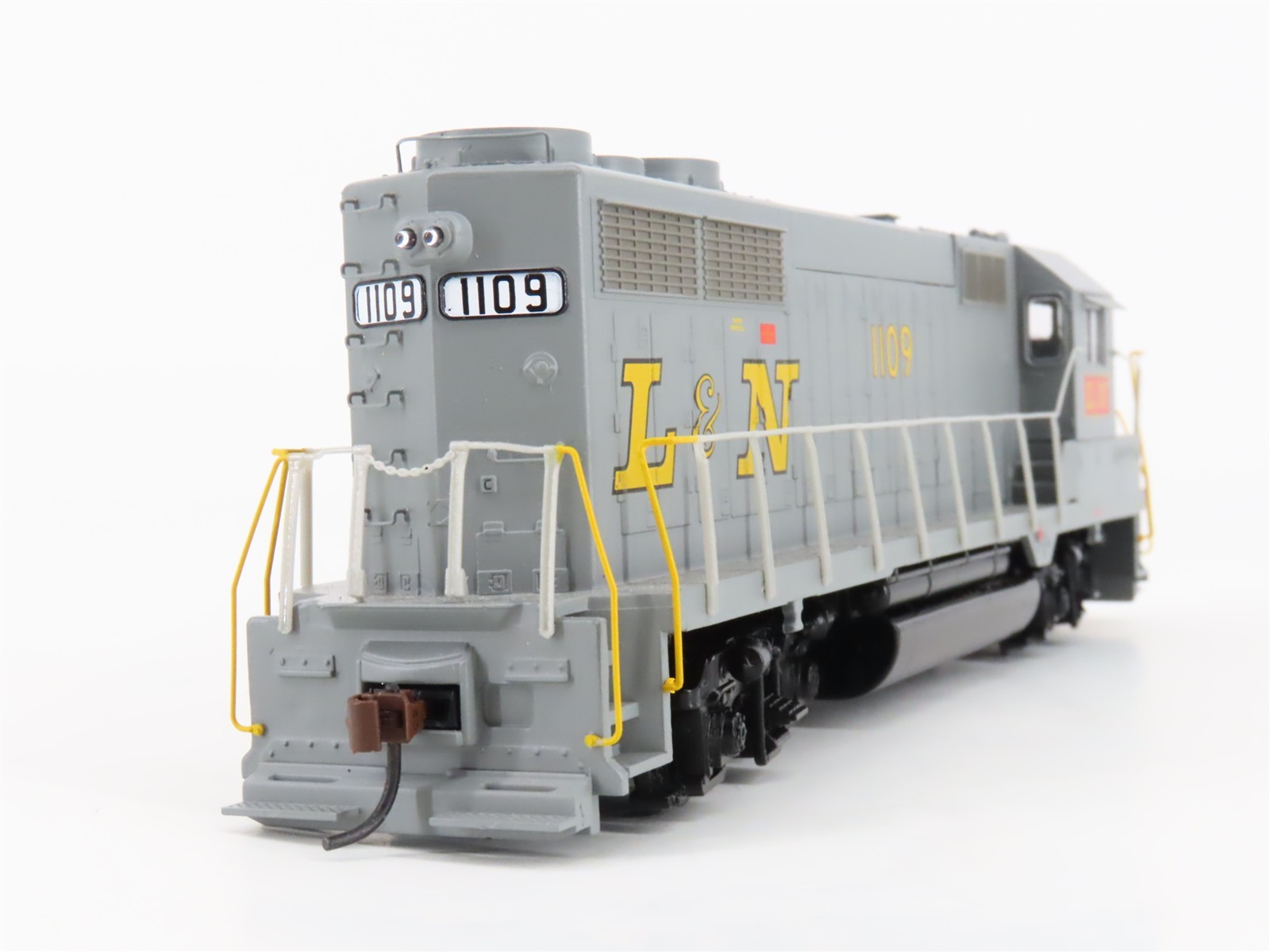 HO Scale Athearn L&N Louisville & Nashville GP35 Diesel #1109 – UNPOWERED