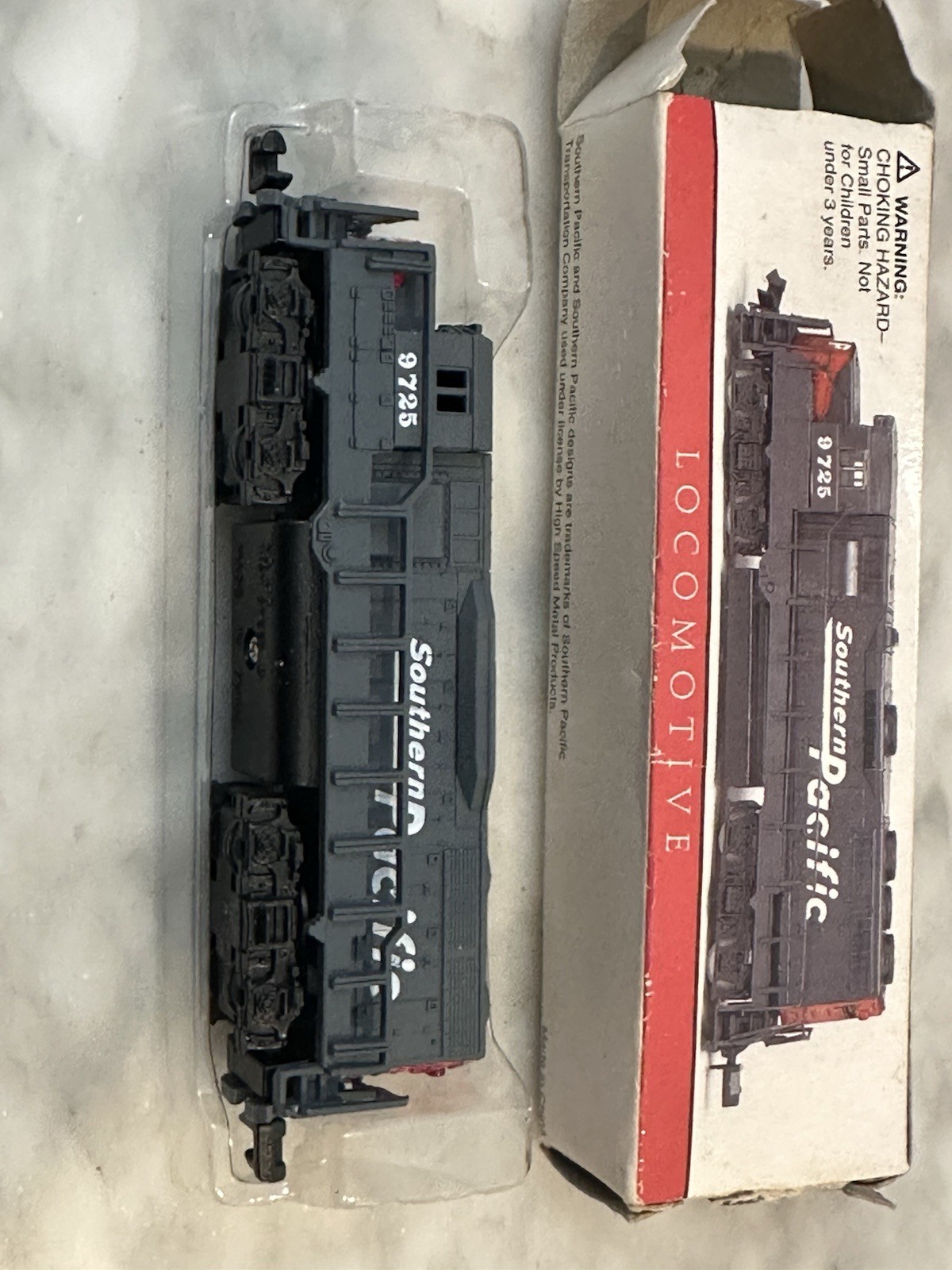 N Scale 9725 Southern Pacific Diesel Locomotive In OB