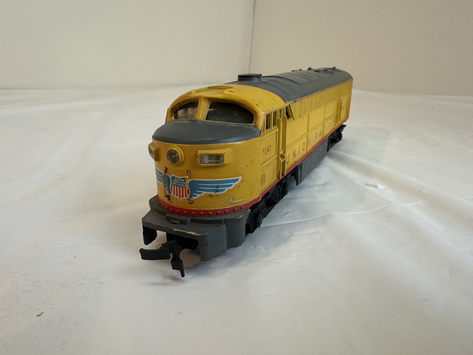 AHM Tempo Union Pacific Powered Locomotive 1041 HO Scale Used Working EMD E9