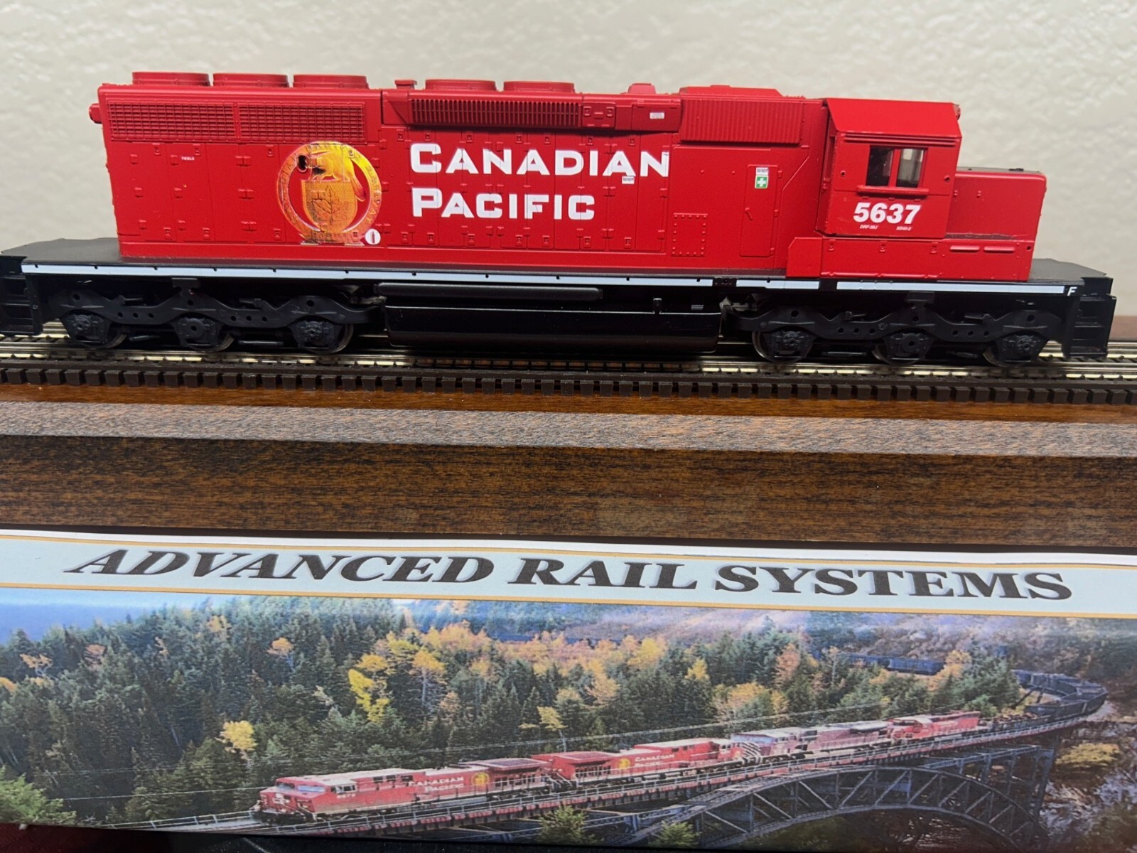 CANADIAN PACIFIC SD40-2 LOCOMOTIVE – HO Scale ” GOLDEN BEAVER ” LETTERS NEW OOP