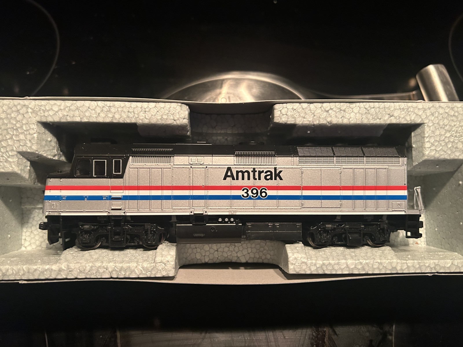 HO scale KATO EMD F40PH w’ Ditchlights Amtrak Phase III #396 + Maintenance Cars