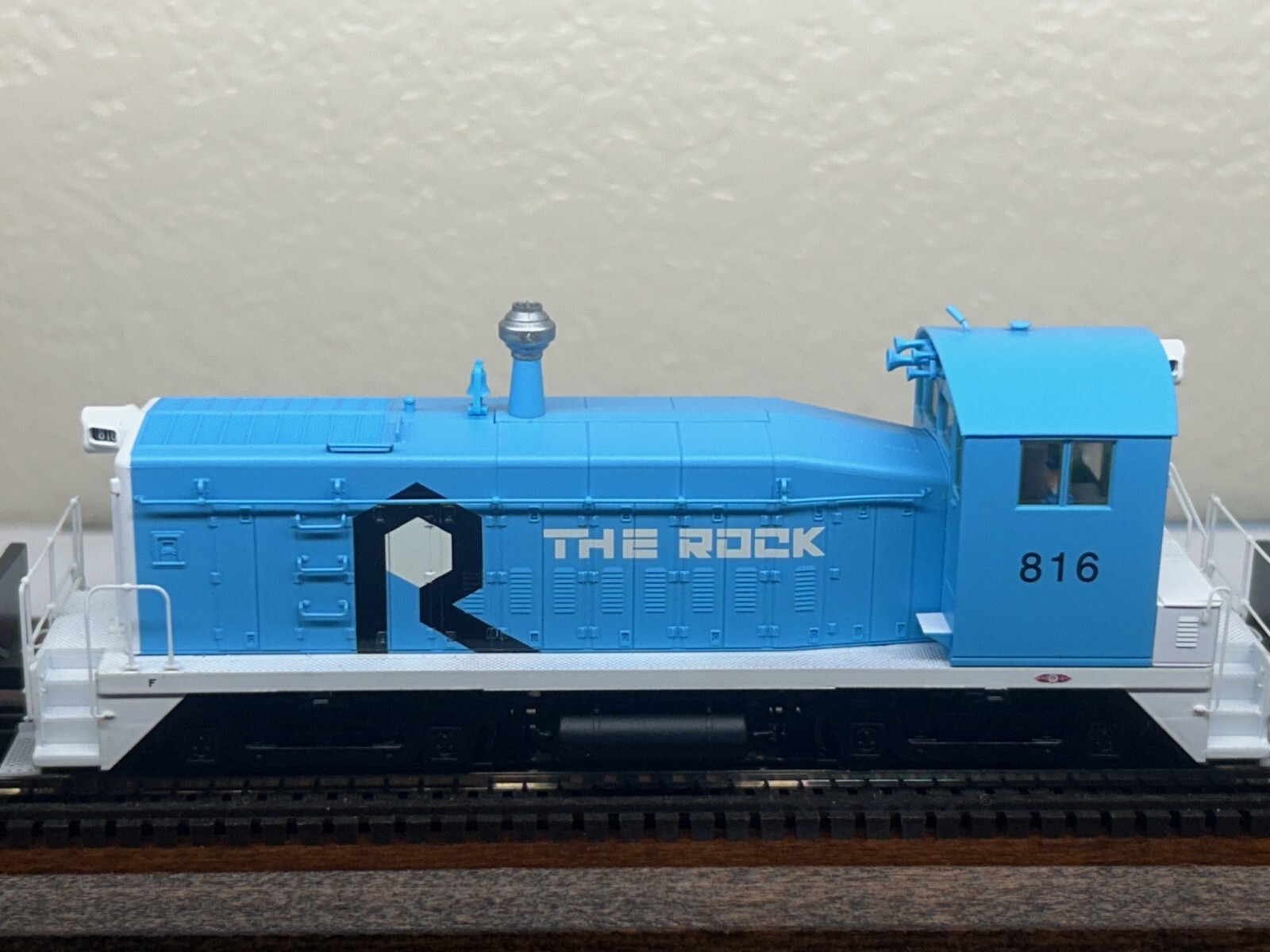 ROCK ISLAND SW8/900 SWITCHERE LOCO DCC & QUANTUM SOUND- HO Scale -” BLUE “-NEW