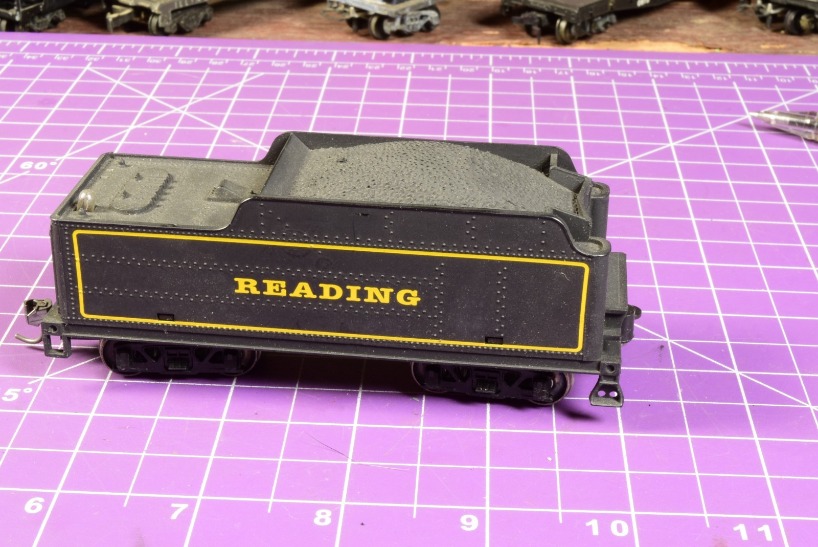 TrkRdy 3.3 oz READING plastic square tender, has pickups on trucks