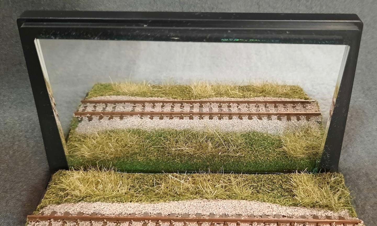 N SCALE – MIRROR- 5″ DISPLAY CASE – SUMMER SCENE – FOR ANY N SMALL LOCO OR CAR