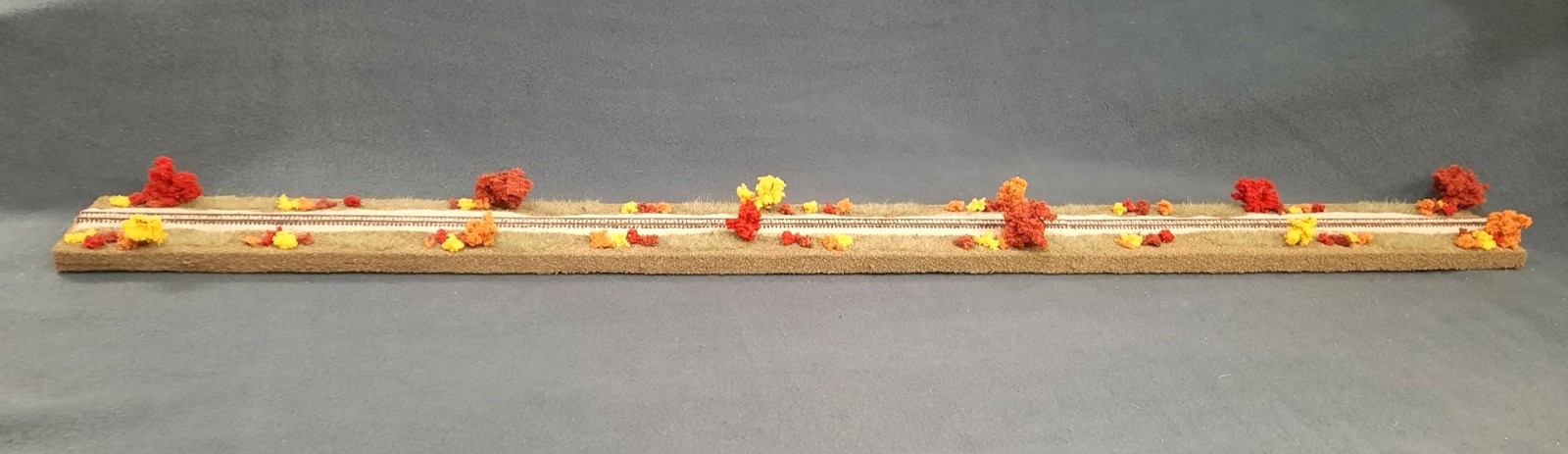 Z SCALE 36″ -“FALL FOLIAGE SCENE” DISPLAY DIORAMA – FOR ANY Z SCALE TRAINS