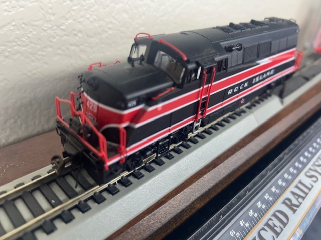 BL2 ROCK ISLAND loco – DC ANALOG HO Scale “CARBODY STYLE” PASSENGER OOP DISPLAY