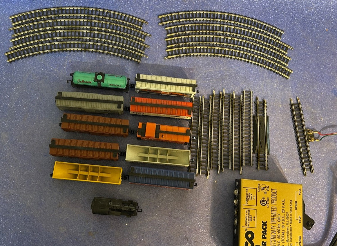 Locomotive, Cars, Track, Transformer, N Scale Train Lot CN 146 Railroad WORKS 4