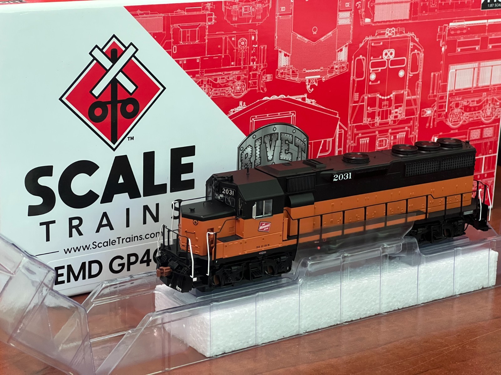 Milwaukee Road GP40 #2031 – ScaleTrains Rivet Counter – DCC & Sound Ready – BNIB