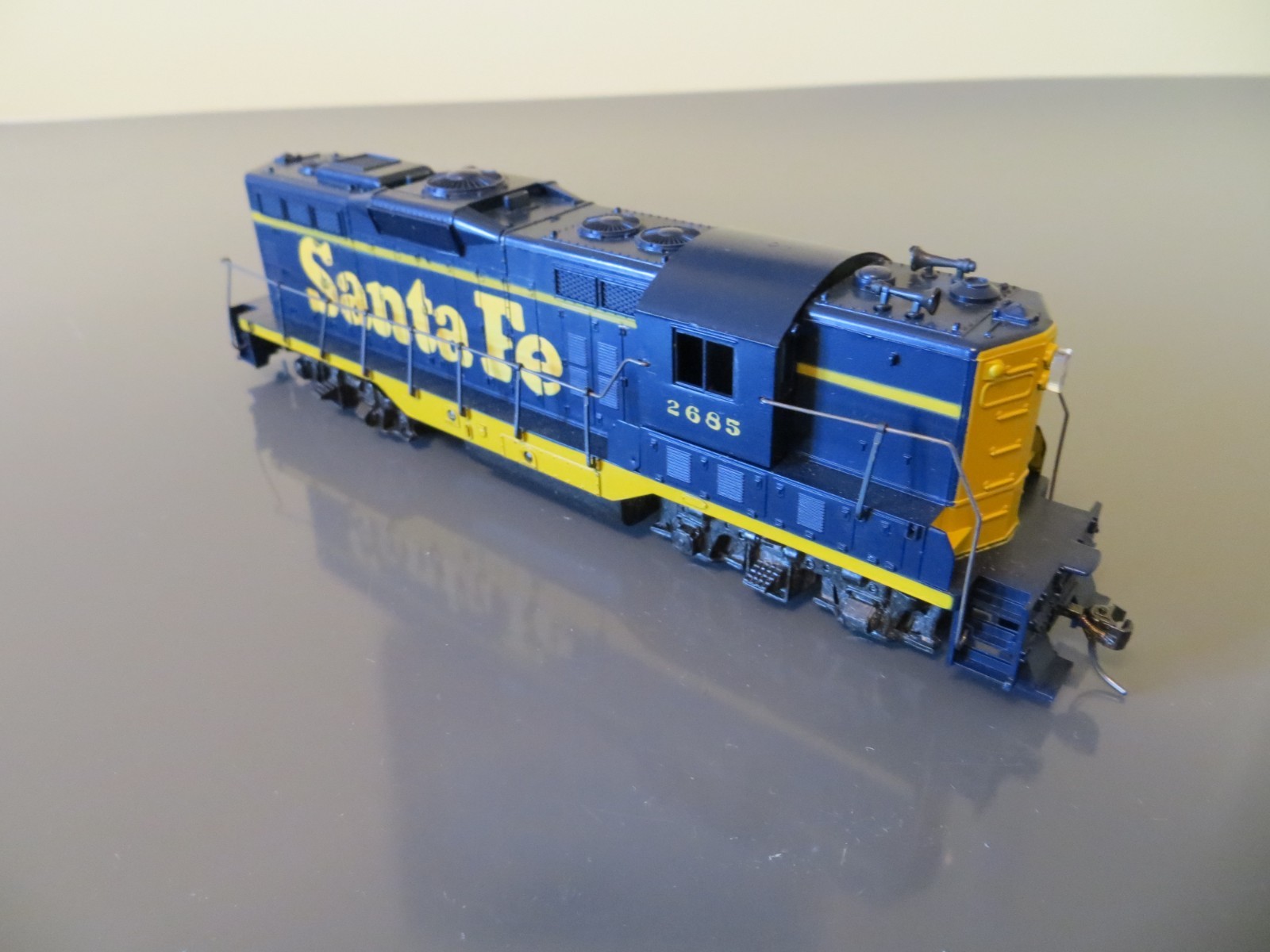 HO Life-Like Vintage Lighted Santa Fe Diesel Locomotive–Dual Flywheels-A266