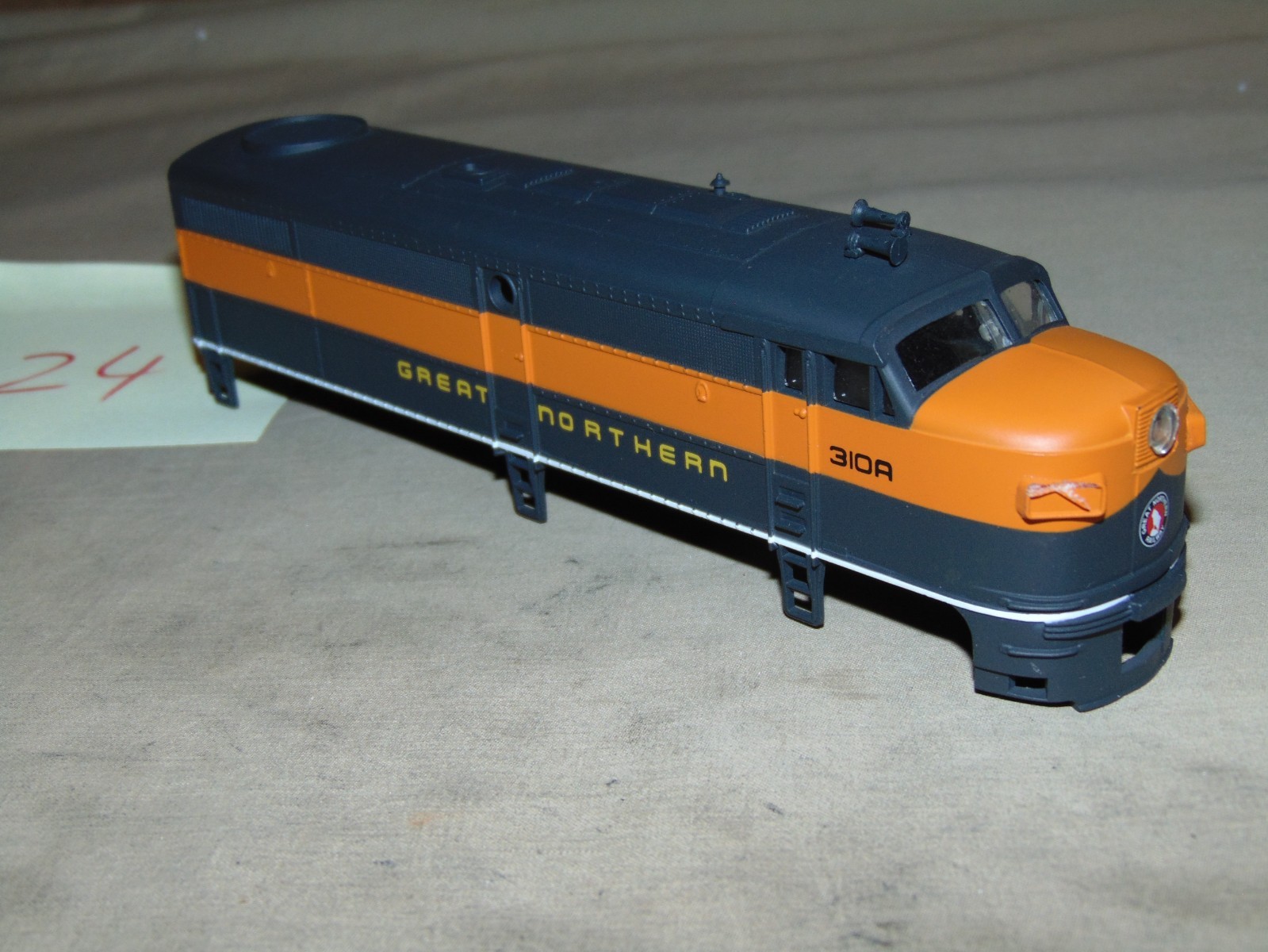WALTHERS HO 931-201 GREAT NORTHERN FA-1 A UNIT CAB 310A SHELL ONLY #24