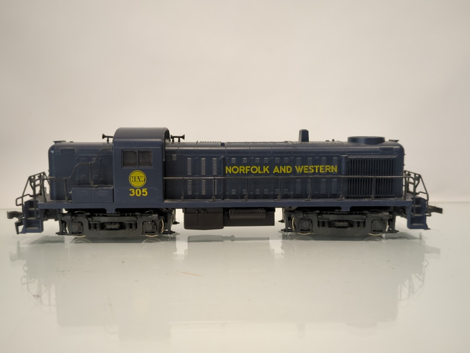 Atlas 7076 Norfolk & Western RS-3 Diesel Locomotive N&W #305