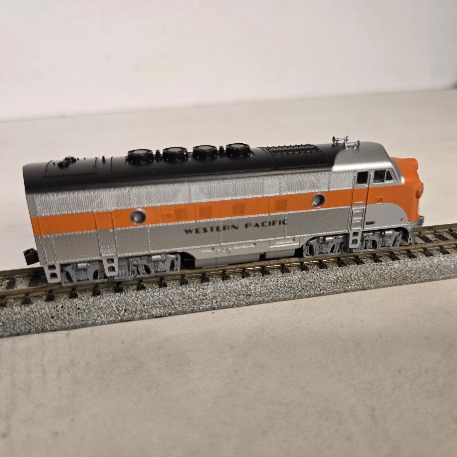 Kato 176-1203 N Scale Western Pacific EMD F3-A Loco. Runs.