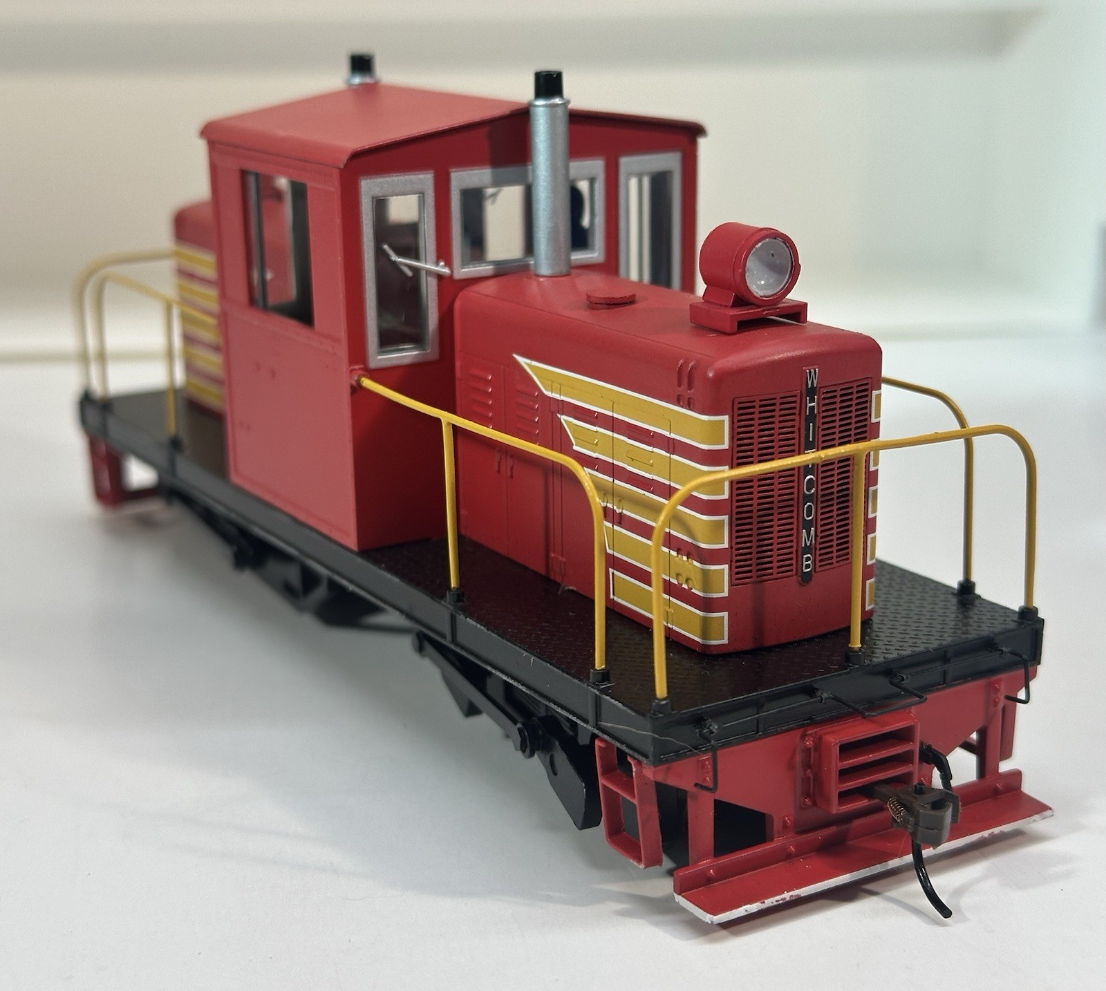 On30 Bachmann Spectrum Whitcomb 50 Ton Center Cab Diesel With DCC Red & Yellow