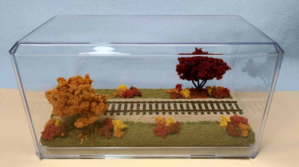 HO SCALE 9″ DISPLAY CASE -FALL FOLIAGE SCENE -FOR ANY HO LOCO & CAR