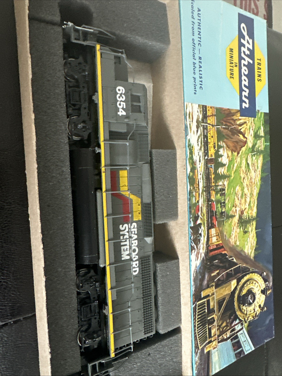 Athearn HO Scale _ Seaboard System / GP40-2 Locomotive 6354