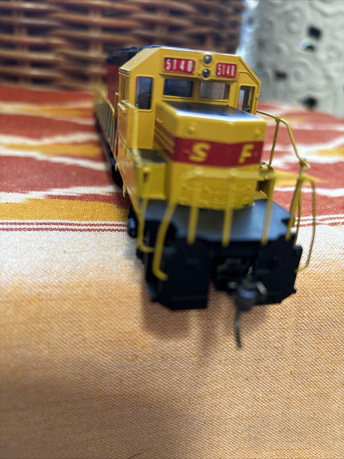 Santa Fe 5140 Red & Yellow, HO Used Locomotive