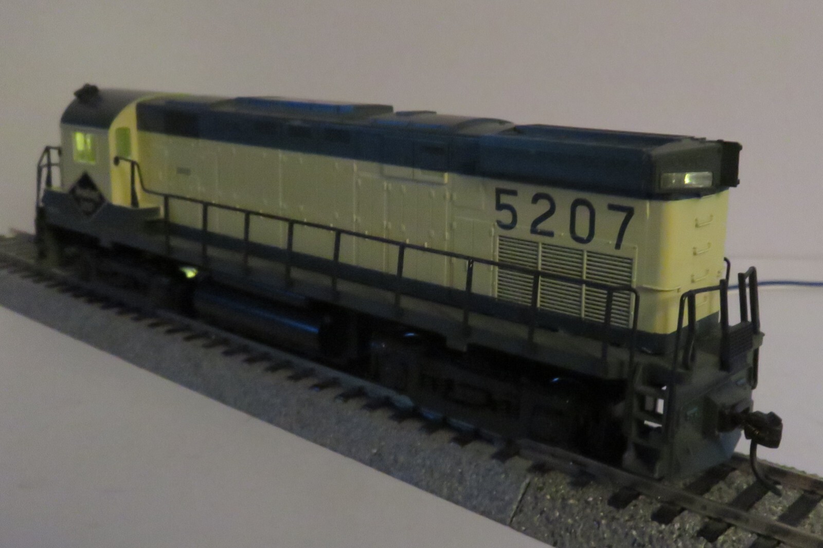 Atlas/Kato HO Reading Alco C424, DC/DCC, Directional LED Lights, Kadee Couplers