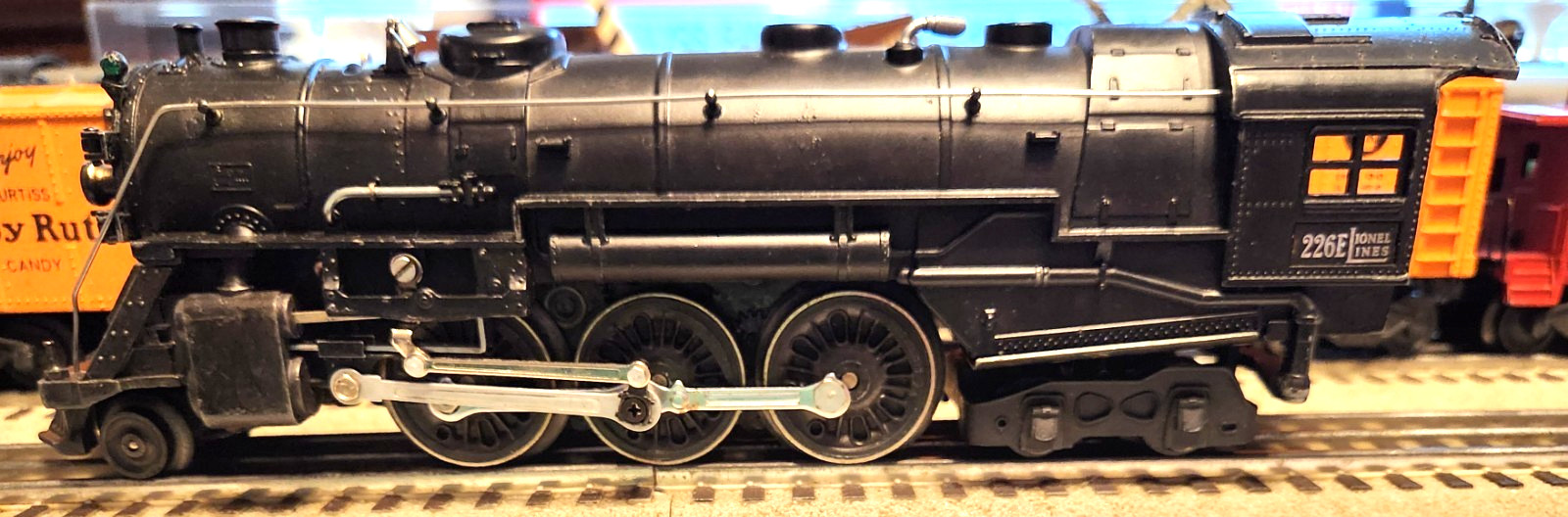 Lionel 226E LOCOMOTIVE ONLY IN GOOD CONDITION CLEAN AND IT RUNS WELL.