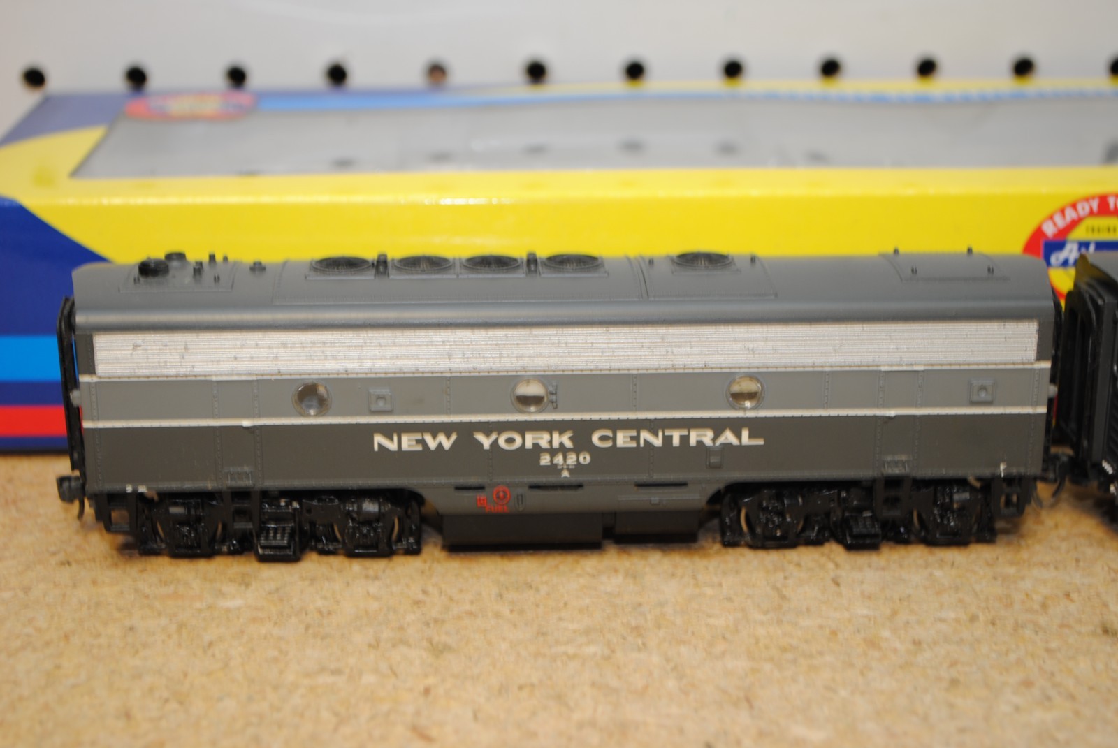 Athearn ATH76105 New York Central #1636 & 2420 F-7A/F-7B Diesel Loco Set HO RTR