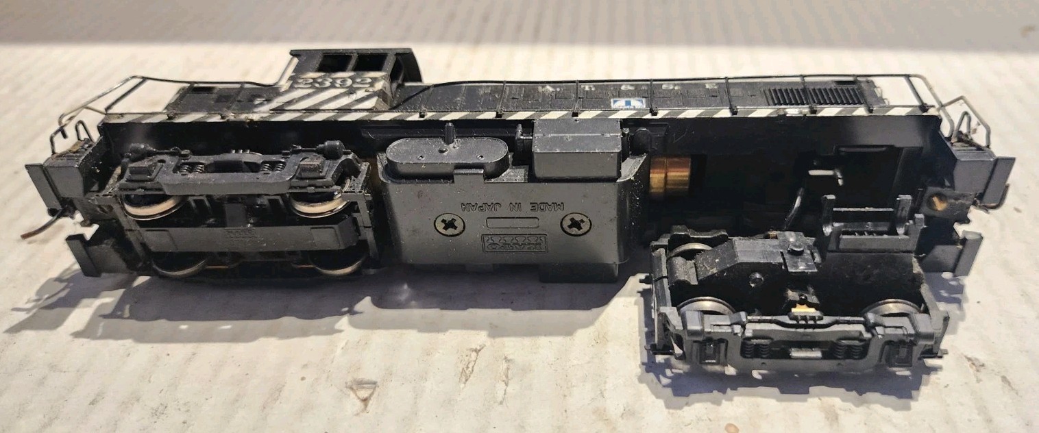 Kato HO Scale RS-1 Diesel Engine AT&SF #2392