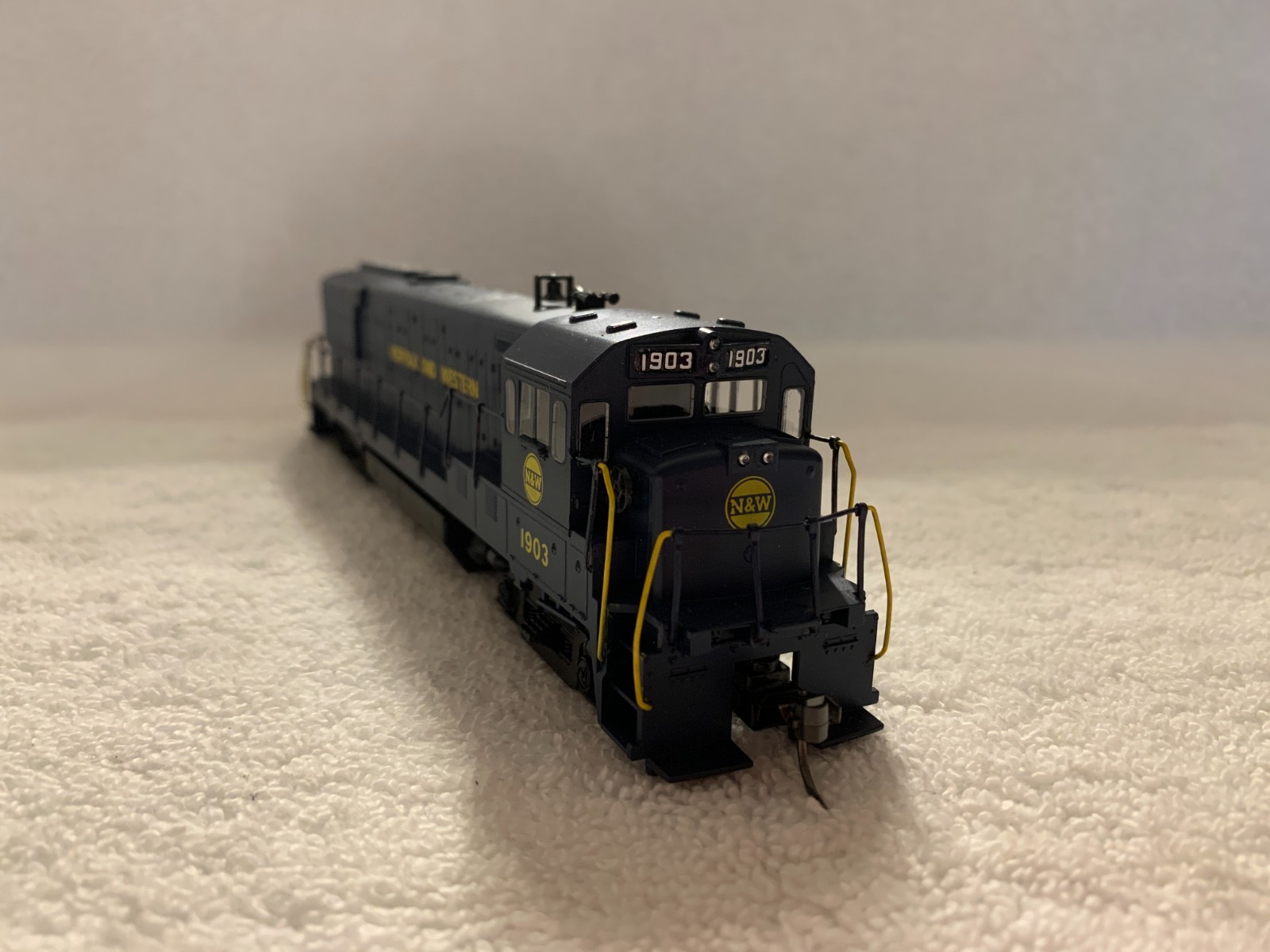Athearn HO Scale Norfolk & Western GE-B Powered Diesel Locomotive #1903 DC